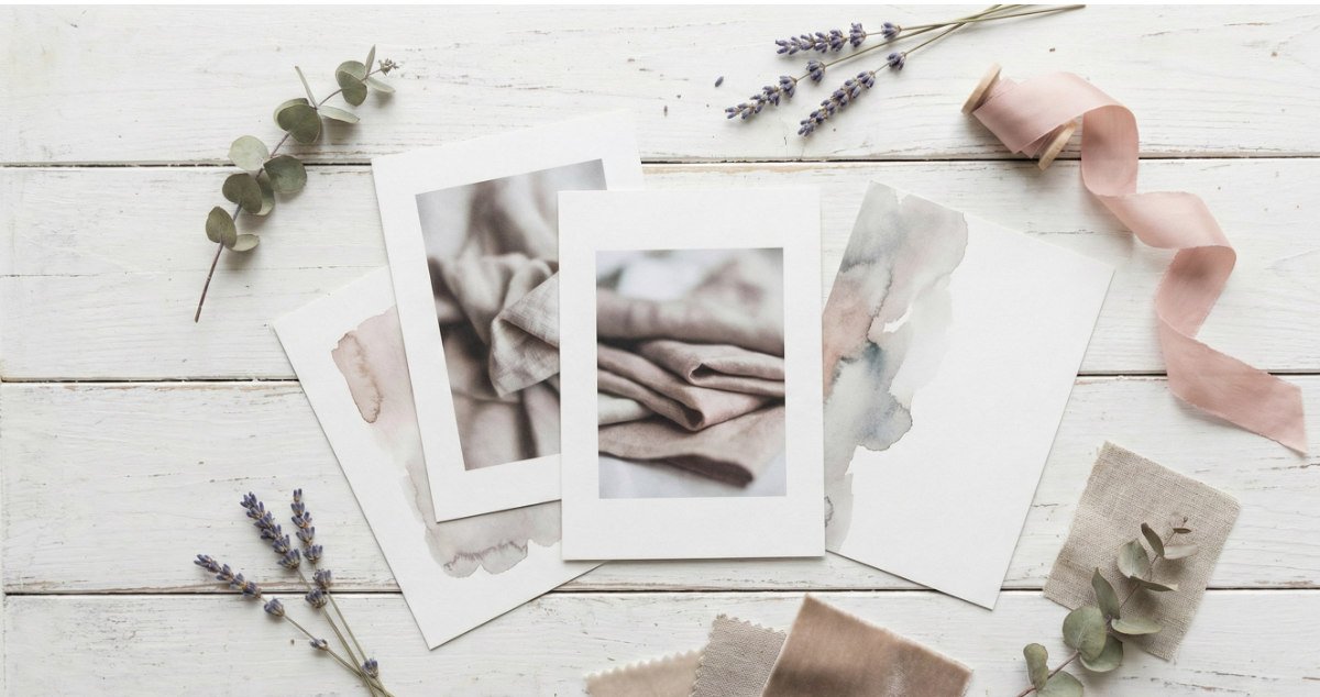 デザイン性の高いアパレルDMハガキと小物のレイアウト（物撮り）