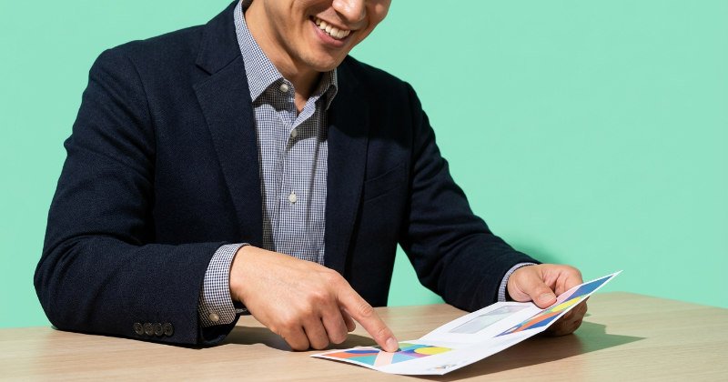 比較表をイメージし、納得した表情でDMを選ぶモダンな服装の日本人ビジネスパーソン